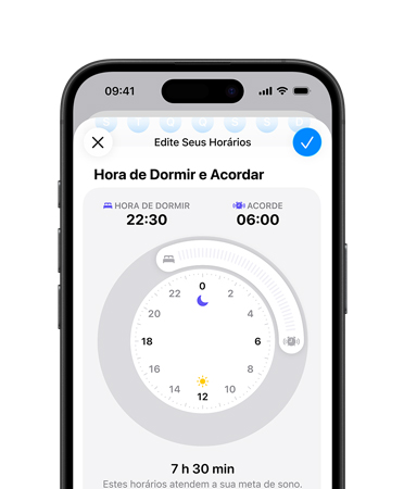 iPhone com o app Saúde na tela e horários de sono na tela, hora de dormir definida como 22:30, hora de acordar definida como 7:00, mostrador de hora redondo no centro da tela, meta de sono de oito horas e 30 minutos atingida