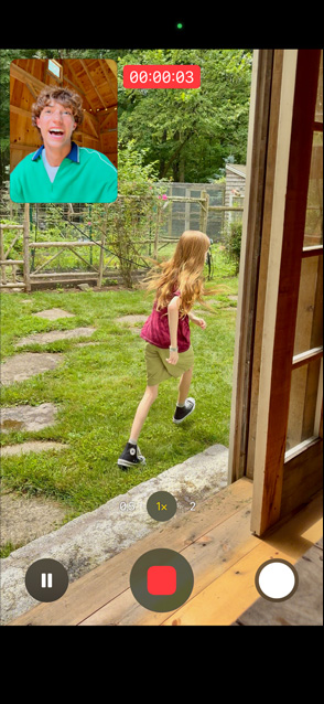 Écran d’un iPhone 17 montrant comment les caméras avant et arrière fonctionnent pendant l’enregistrement d’une vidéo double capture, où une jeune fille court tandis qu’un homme la regarde