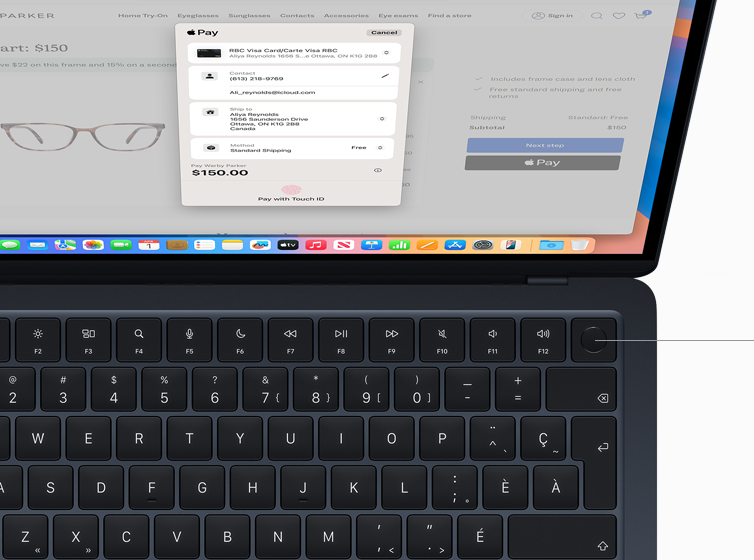 MacBook Air montrant une personne autoriser le paiement d’un achat en ligne avec Touch ID