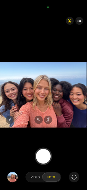 Pantalla del iPhone 17 Pro que muestra la funcionalidad Center Stage para fotos con un grupo de personas tomándose una selfie grupal, con sus rostros destacados