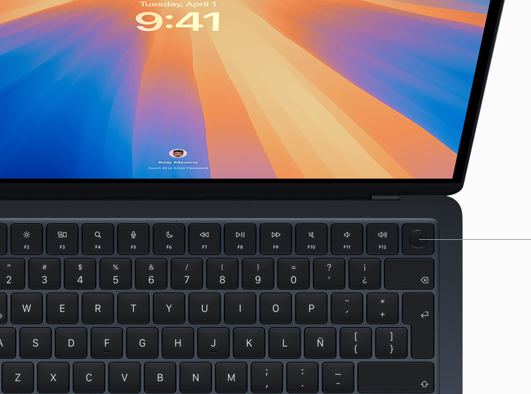 Un MacBook Air muestra la autorización de un pago para una compra online con Touch ID