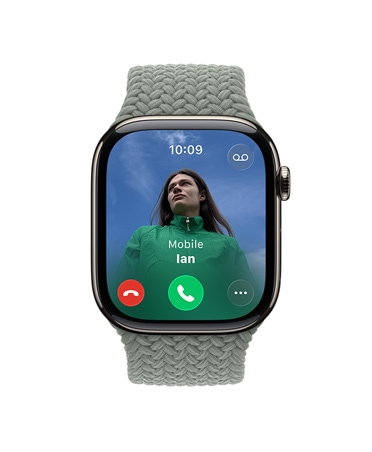 Apple Watch Series 11, přírodní barva, titanové pouzdro, příchozí hovor, fotka kontaktu, tlačítka na přijetí a odmítnutí hovoru, na pravém boku korunka Digital Crown, zelenošedý pletený navlékací řemínek