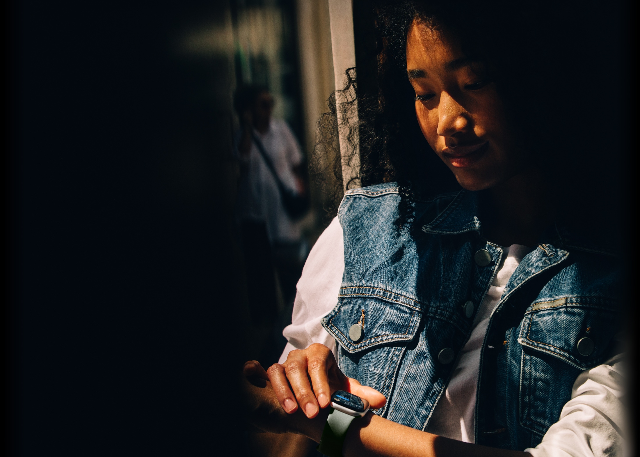 Osoba si kontroluje zprávy na Apple Watch Series 11