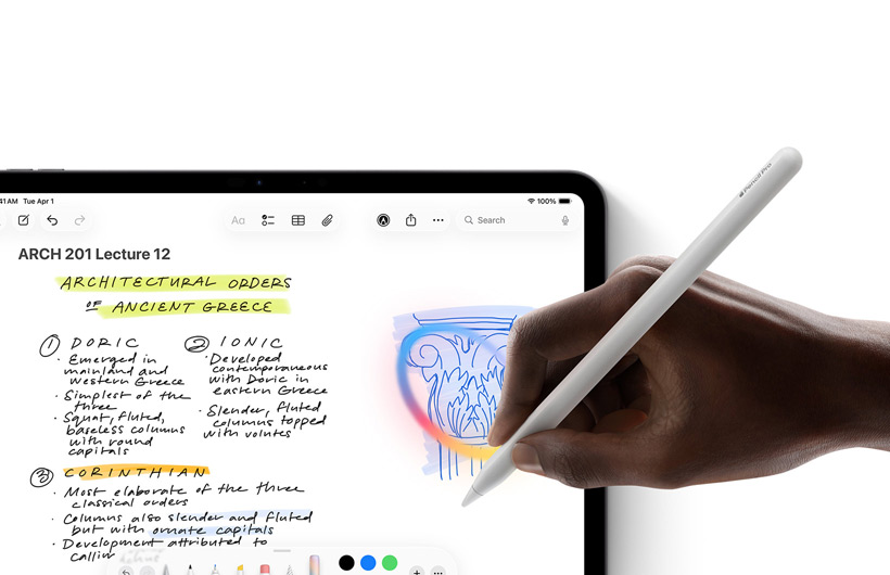 En hand som håller i en Apple Pencil som ritar en cirkel runt en skiss i appen Anteckningar på iPad.