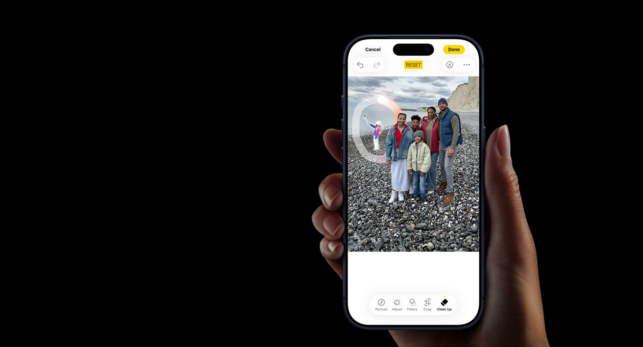 Een hand die een iPhone 17 Pro vasthoudt, met op het scherm de Apple Intelligence-feature Live Vertaling die wordt ingezet tijdens een telefoongesprek op de speaker.