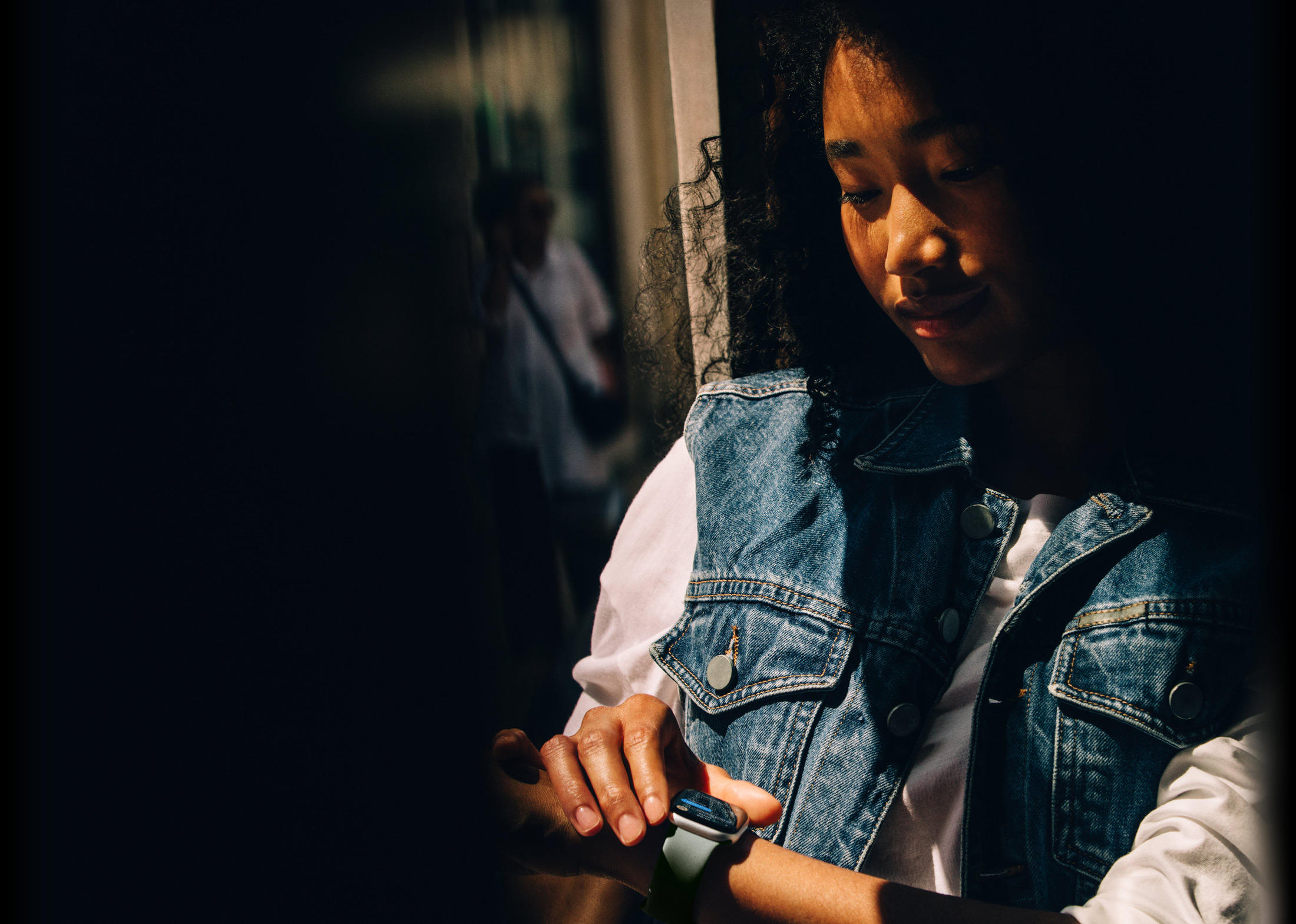 Une personne consulte Messages sur l’Apple Watch Series 11