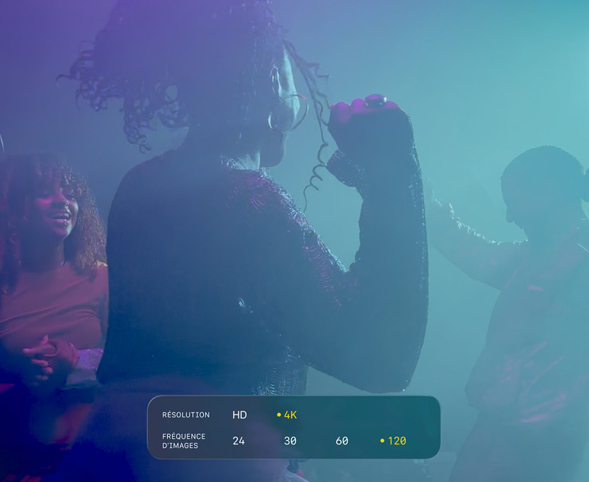 Un écran affichant trois personnes en train de danser dans l’obscurité illustre les capacités du format Dolby Vision 4K à 120 i/s