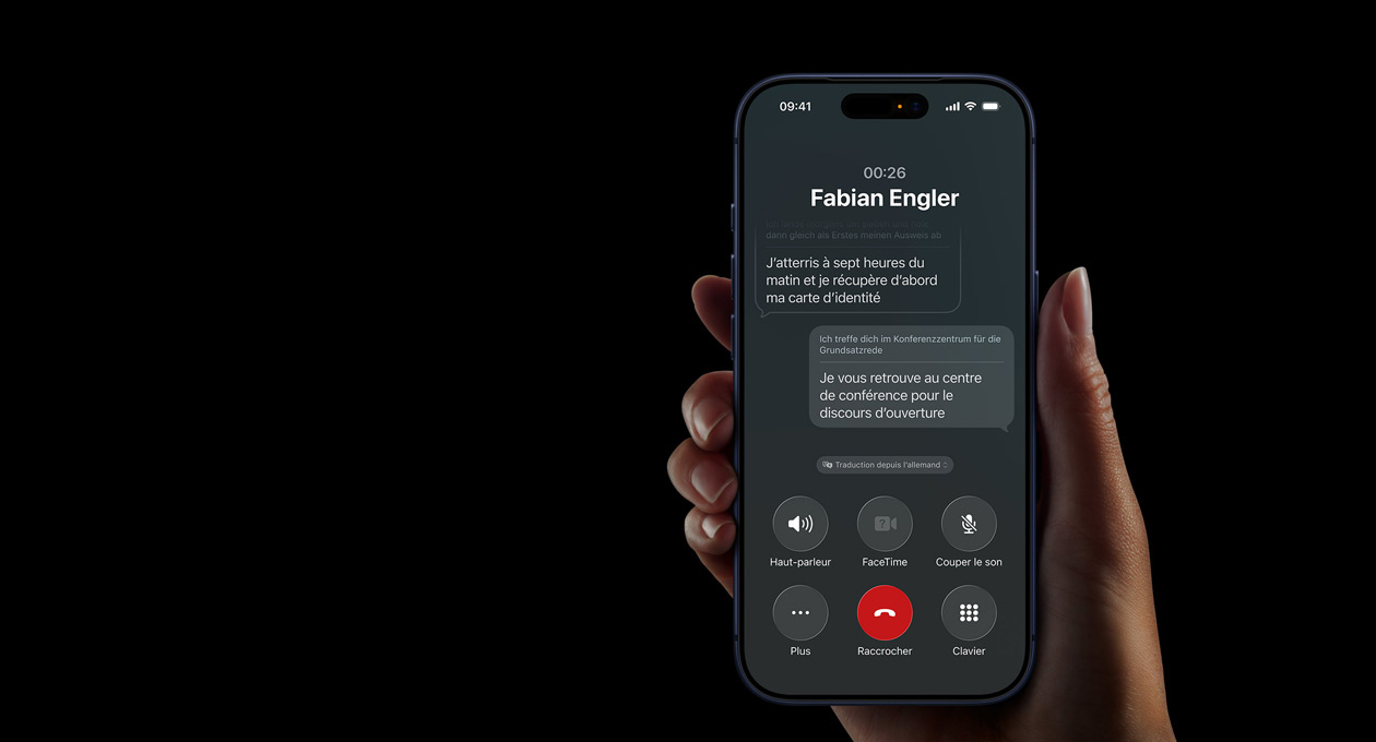 Une main tient un iPhone 17 Pro, présentant l’utilisation de la fonctionnalité Traduction en direct d’Apple Intelligence pendant un appel téléphonique avec le haut-parleur activé.