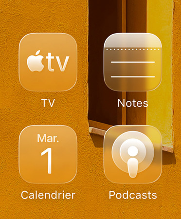 Gros plan sur les nouvelles icônes d’apps teintées, avec l’app Apple TV, Notes, Calendrier et Podcasts