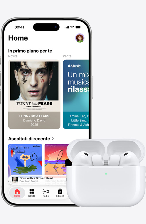 iPhone 16 che riproduce musica accanto a un paio di AirPods