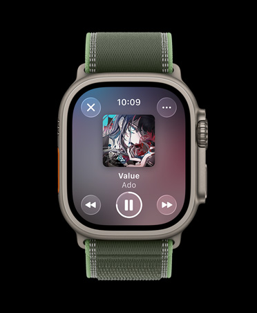 Apple Watch Ultra 3、チタニウムケース、カラーはナチュラル、Apple Music、ワークアウトプレイリスト、コントロール、前の曲、次の曲、一時停止、トレイルループ、カラーはグリーン/ネオン