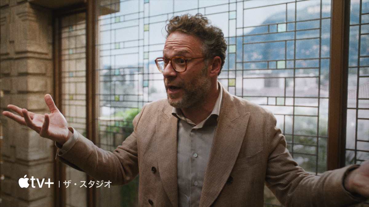 Apple TV+上で視聴できるドラマ「ザ・スタジオ」の静止画像が薄型テレビに映し出されている