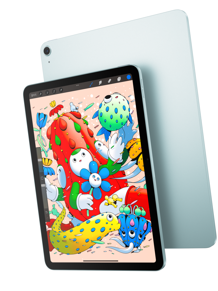 블루 색상 iPad Air의 뒷면과 포개어진 상태로 Procreate 앱이 열린 iPad Air 11 모델의 앞면을 보여주는 모습