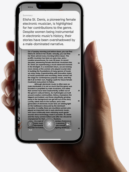 한 손에 든 iPhone 16e 화면에 비주얼 인텔리전스로 검색한 결과가 표시되어 있는 모습.