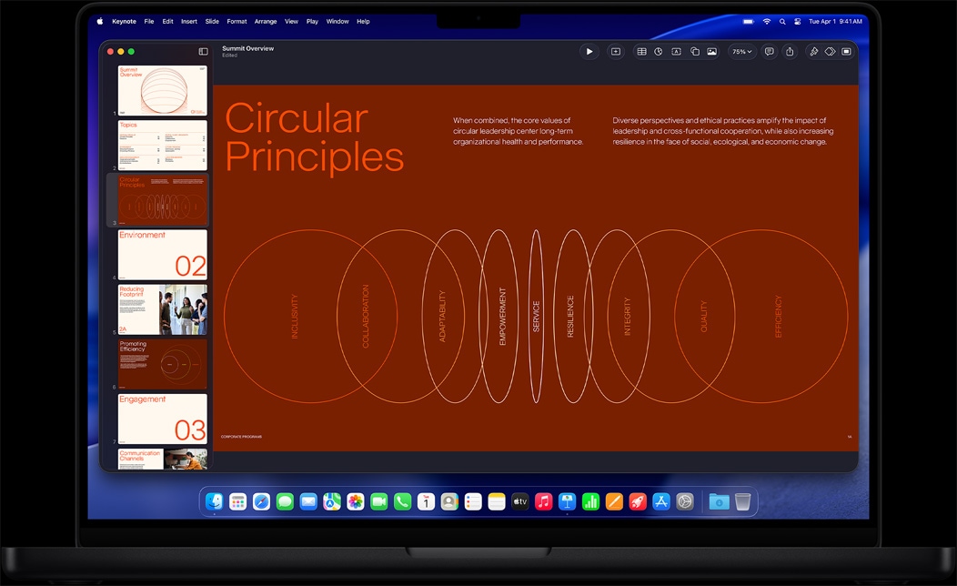 MacBook Pro ekrānā tiek veidota Keynote prezentācija biznesa konferencei