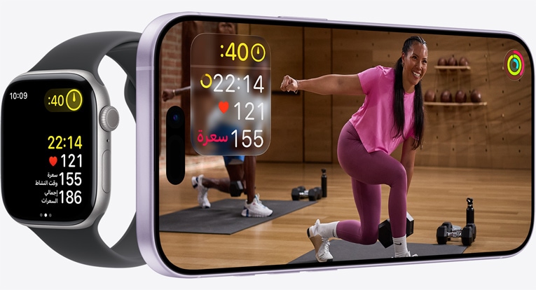 تطبيق +‏Apple Fitness‏‏‏ على iPhone يعرض تمريناً مع قياسات تمرين متزامنة معروضة على Apple Watch.‏