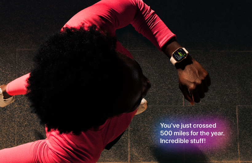 شخص يركض ويتحقق من التقدم في تطبيق التمرين على Apple Watch Series 11