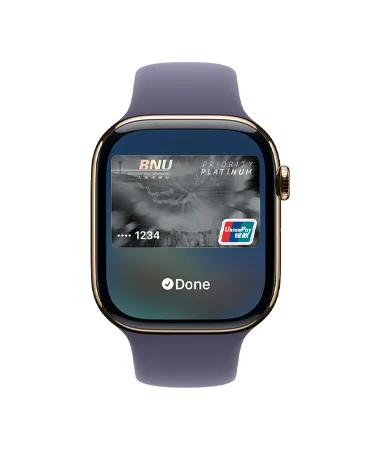 Apple Watch Series 11，金色鈦金屬錶殼，展示 Apple Pay 畫面；右側外觀展示數碼錶冠，配搭霧紫色運動錶帶
