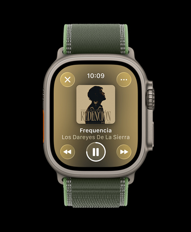 Apple Watch Ultra 3, color natural, caja de titanio, sugerencias de playlists de Apple Music para entrenar, correa Trail, azul/azul brillante