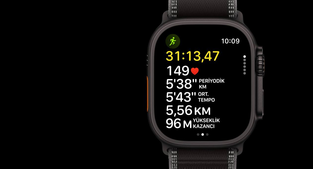 Apple Watch Ultra 3, siyah renk, titanyum kasa, Antrenman uygulaması, Koşu (Dış), sol dış görünüm, Eylem düğmesi, sağ dış görünüm, Digital Crown, yan düğme, kordon, Trail Loop, siyah/kömür rengi