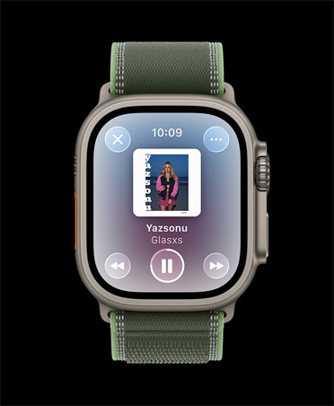 Apple Watch Ultra 3, natürel renk, titanyum kasa, Apple Music antrenman çalma listesi önerileri, kordon, mavi/parlak mavi Trail Loop