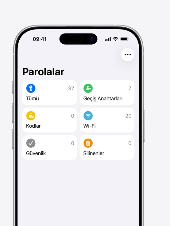Parolalar uygulamasının gösterildiği iPhone ekranında kullanıcı mail adresi kaydedilmiş uygulama listesi, Doordash, Atlas Obscura, Koba, Quickbooks, LinkedIn ve Etsy uygulamaları görünüyor