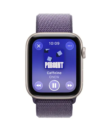 Apple Watch SE 3，展示星光色鋁金屬錶殼，搭配霧紫色運動型錶環，螢幕顯示 Apple Music 正在播放媒體，機身右側展示數位錶冠