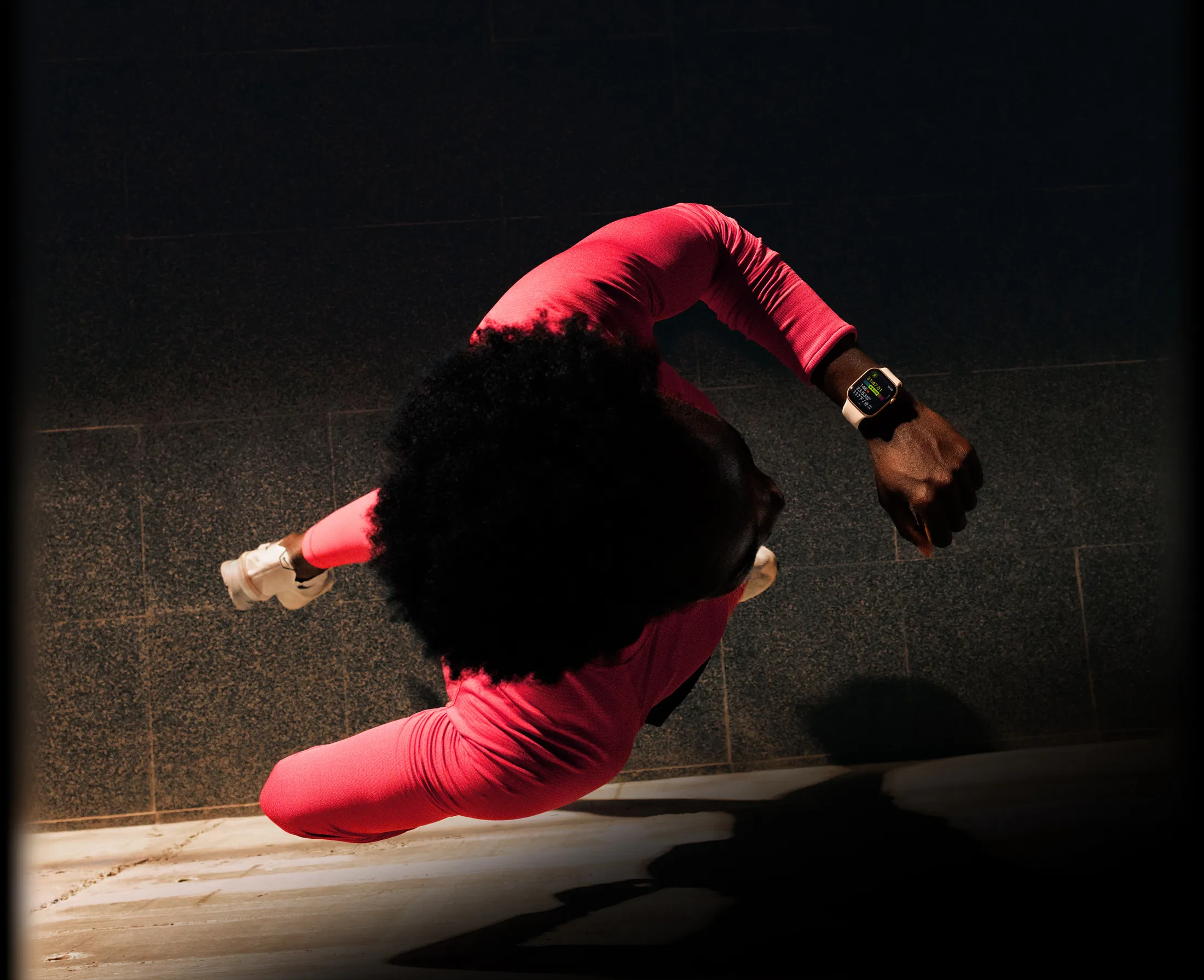 一位正在跑步的人在 Apple Watch Series 11 的體能訓練 app 上查看進度