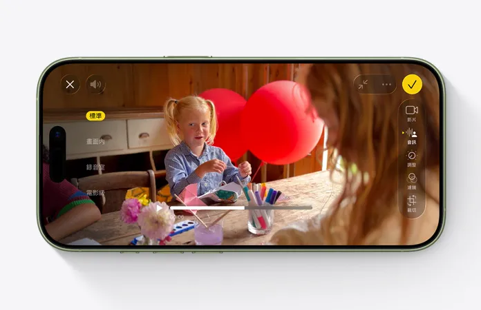 iPhone 17 機身正面，展示使用混音功能的影片，畫面是小孩在桌邊玩氣球