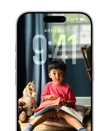 iPhone 鎖定畫面展示根據鎖定畫面照片進行調整的時間