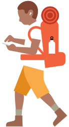 Eine Person mit Mobilitätshilfe, die mit dem iPhone ein Foto von einem Kind mit einer Blume macht