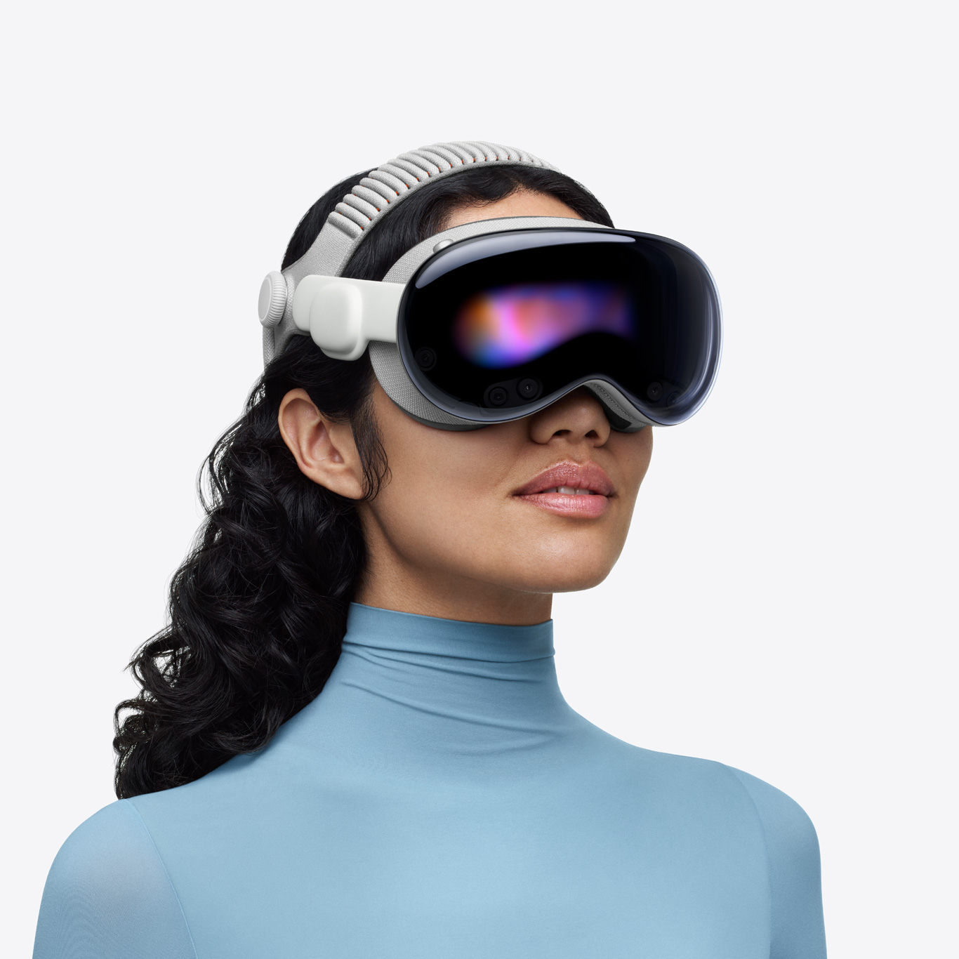 Eine Person trägt die Apple Vision Pro mit dem Dual Band aus Strickgewebe