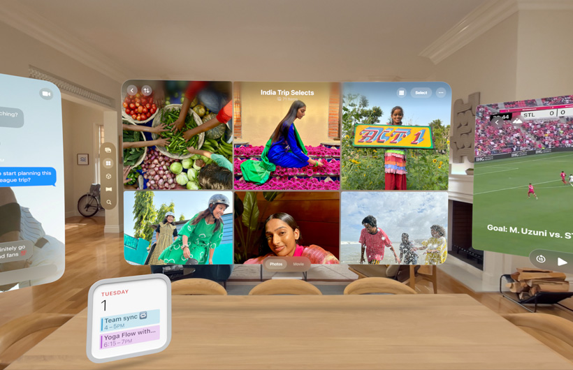 거실 공간에 ‘사진’ 앱, ‘메시지’ 앱, 캘린더 위젯 및 Apple TV 앱 등 여러 앱과 위젯이 띄워진 모습