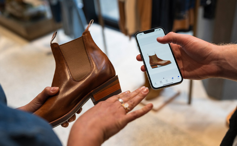 一名員工在 NewStore 這款 iOS app 上查看庫存