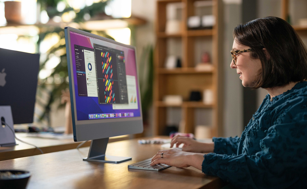一名設計師在 Mac 上製作訂製設計