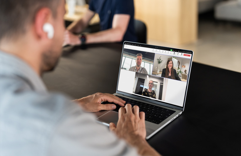Al ser compatible con apps de negocio esenciales como Microsoft Teams, la Mac permite al director de marketing digital, Clément Boës, mantenerse conectado y potenciar su productividad.