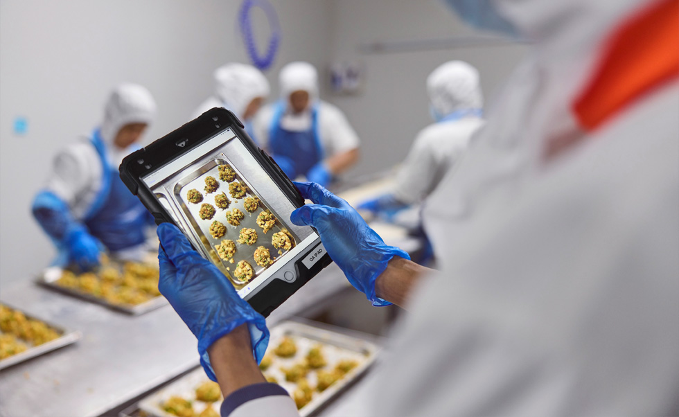 社員はiPadを使って徹底した品質管理を行なっています。