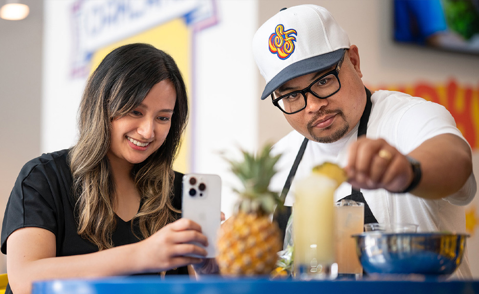 ทีมงานถ่ายทำคอนเทนต์ที่น่าสนใจบน iPhone เพื่อแชร์ให้ลูกค้าของร้านได้รับชม