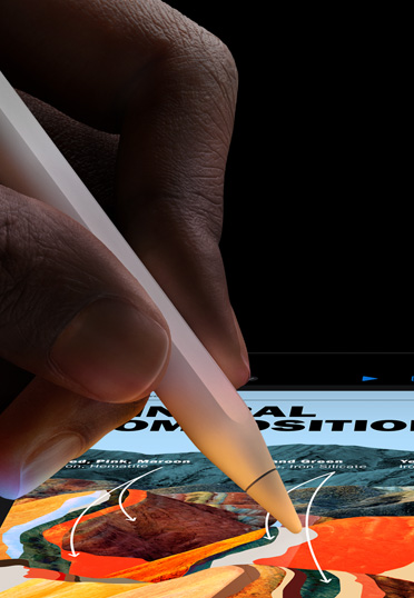 Apple Pencil Proを握ったクローズアップショット。iPadの画面にはプレゼンテーションが表示されている