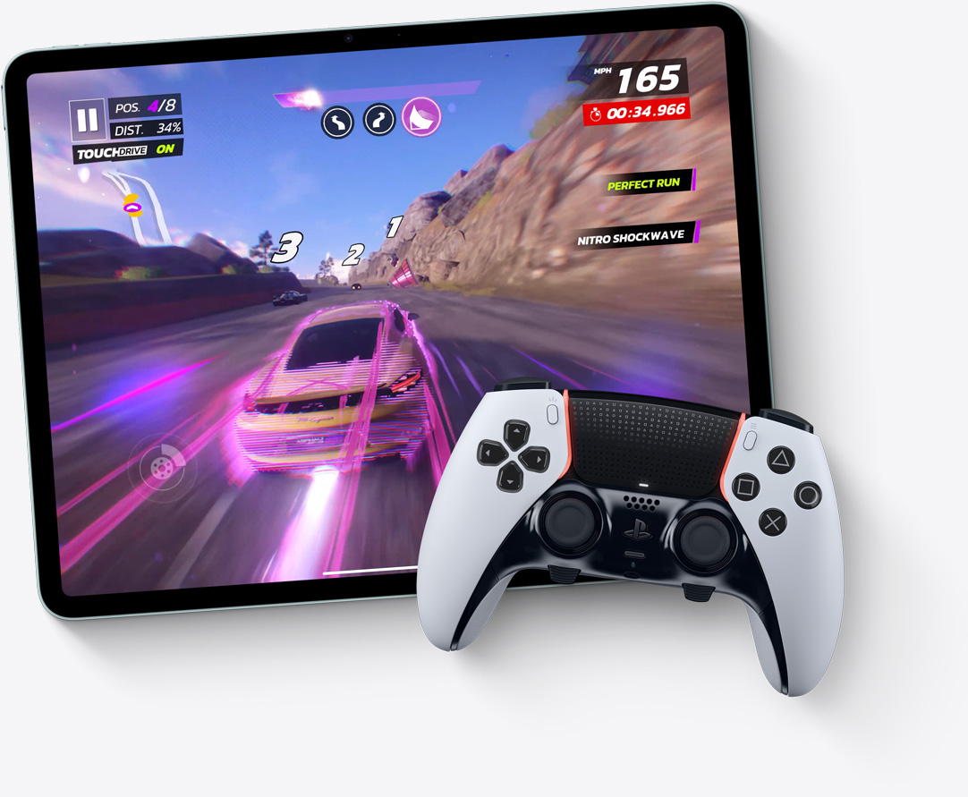 iPad Air, mode paysage, écran affichant le jeu vidéo Asphalt Legends Unite, manette PlayStation