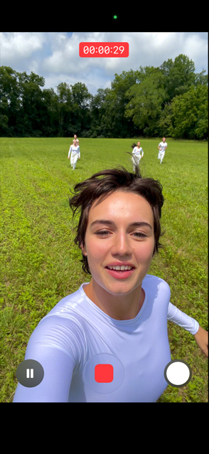 Pantalla de un iPhone 17 Pro que muestra la funcionalidad para grabar video ultraestabilizado mientras graba una persona bailando en el viento