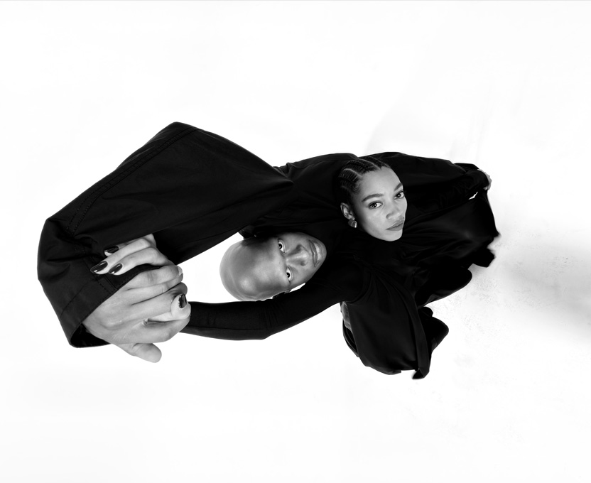 Foto en gran angular y en blanco y negro de dos personas que muestra las capacidades de la cámara ultra gran angular en el iPhone 17 Pro