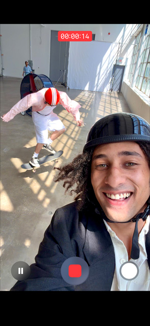 iPhone Air, sedd framifrån, funktionen ultrastabiliserad video används, en actionvideo spelas in