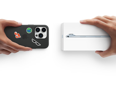 Sida vid sida, hand som håller en iPhone 13 i ett silikonskal med klistermärken på baksidan, inbyte med hand som håller en ny iPhone-förpackning till iPhone 17