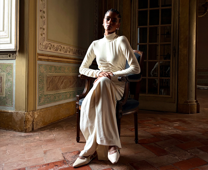 Foto de uma pessoa tirada com o modo em pouca luz da câmera