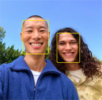 O recurso Center Stage para fotos em uso destaca os rostos de três pessoas