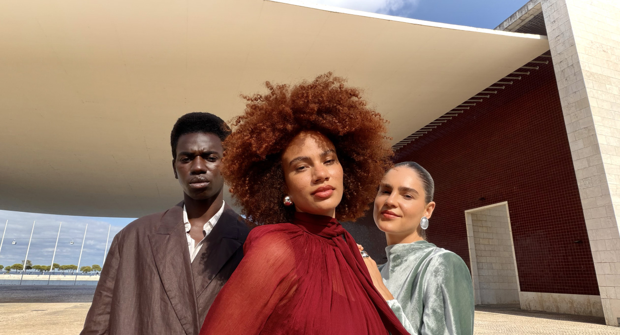 App Câmera do iPhone Air, recurso Center Stage para fotos com uma selfie de três pessoas