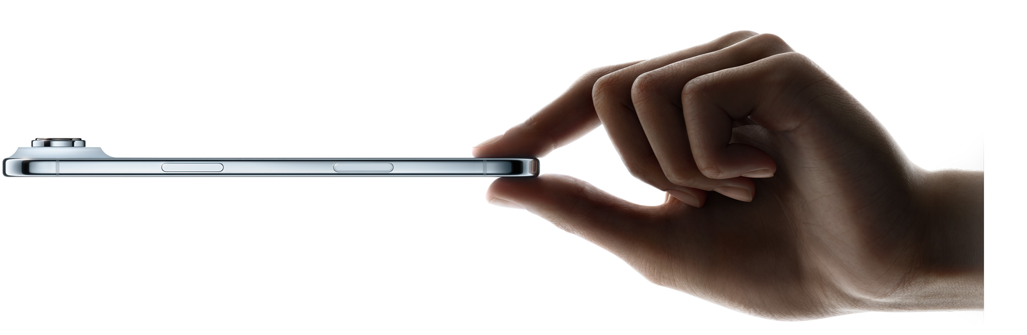 Imagem lateral do iPhone Air na cor azul-céu, com os dedos polegar e indicador de uma mão segurando o aparelho, mostrando o design fino, o sistema de câmera Fusion, o botão lateral e o Controle da Câmera