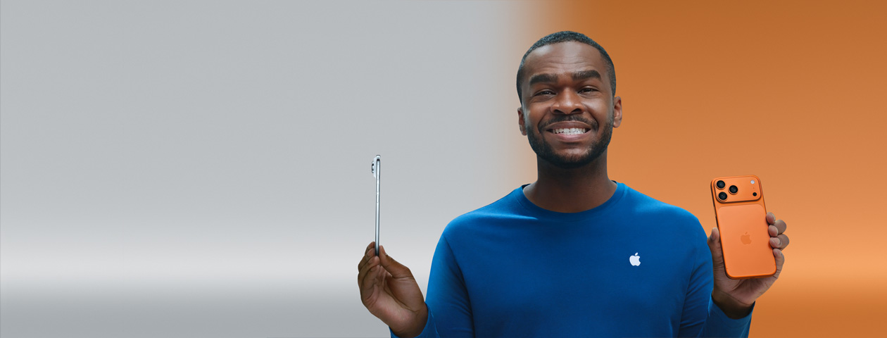 Una visita guiada, imagen de una persona que sostiene un iPhone Air con una mano, lateral muy delgado y con borde de titanio, y un iPhone 17 Pro con la otra mano, parte posterior naranja cósmico.