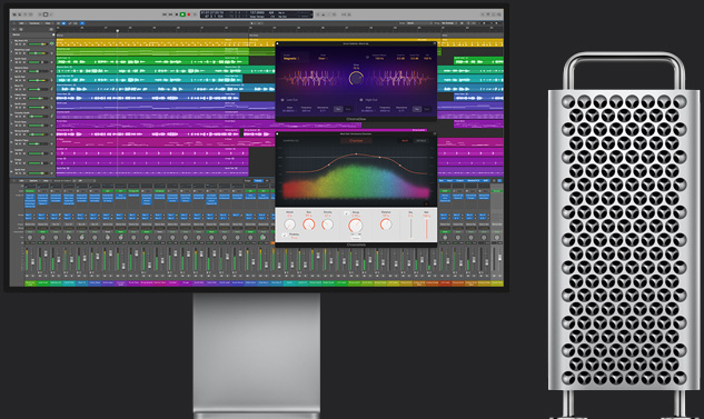 Imagem de um grande projeto com várias faixas do Logic Pro em um monitor ao lado do Mac Pro.